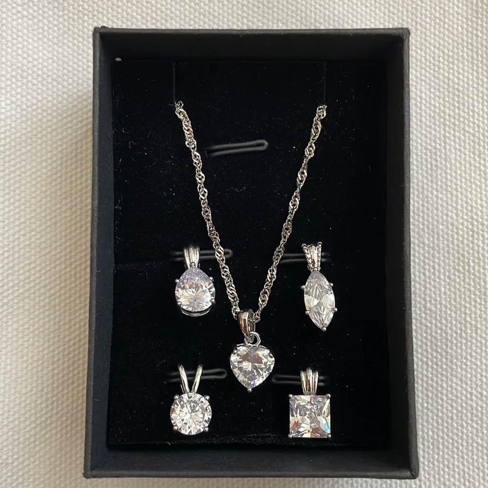 Necklace with changeable pendants